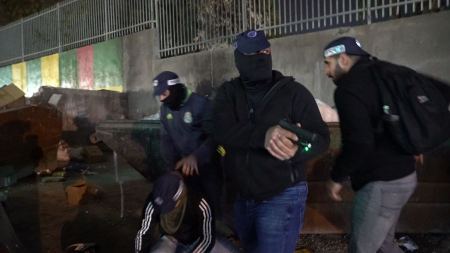 صور : قوة من المستعربين تعتقل 3 شبان من مخيم شعفاط 